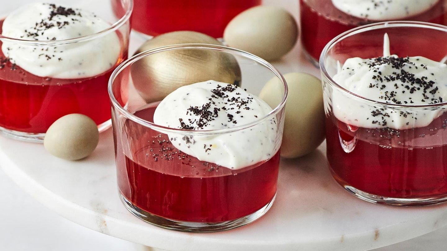 Erdbeeer-Holunder-Gelee mit Vanille-Mohn-Creme Rezept - [ESSEN UND TRINKEN]