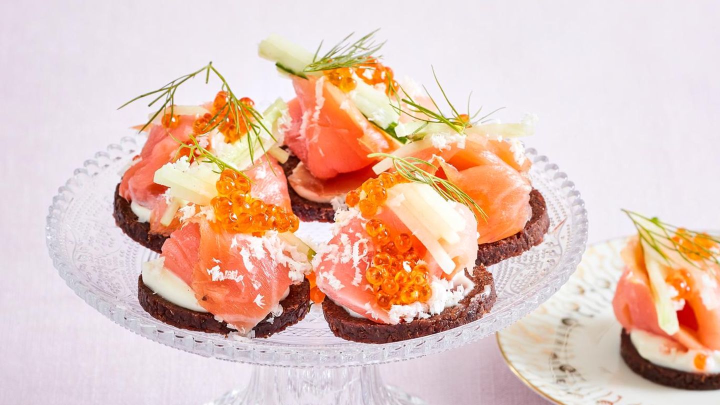 Canapés mit Lachs und Gurke Rezept - [ESSEN UND TRINKEN]