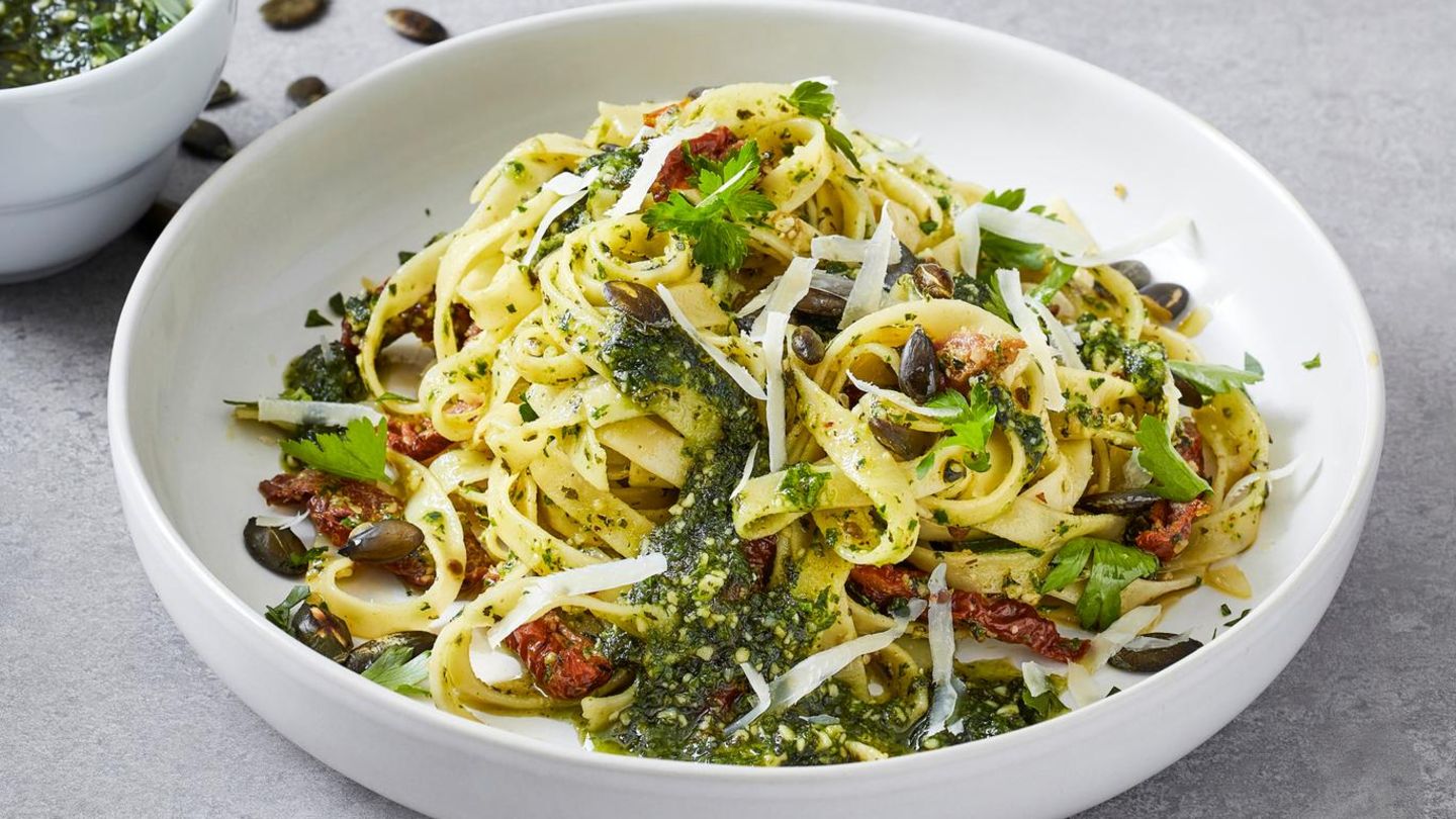 Tagliatelle mit Kürbiskern-Pesto Rezept - [ESSEN UND TRINKEN]