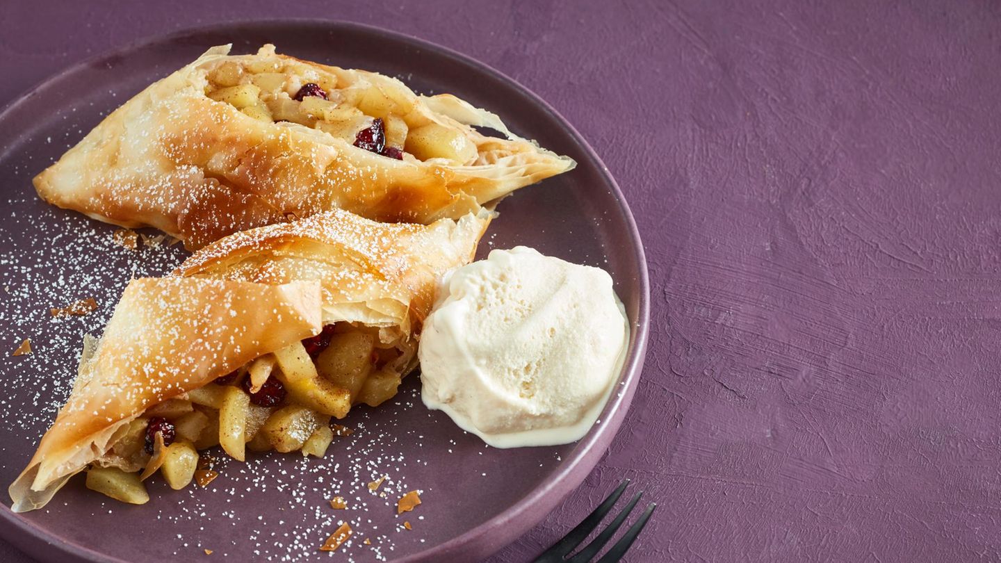 Apfelstrudel mit Vanilleeis Rezept - [ESSEN UND TRINKEN]