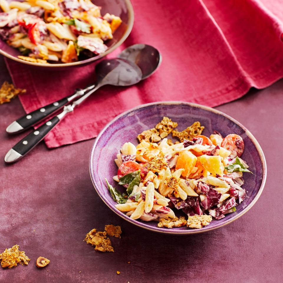 Nudelsalat mit Radicchio und Parmesan-Knusper: Thermomix ® Rezept ...