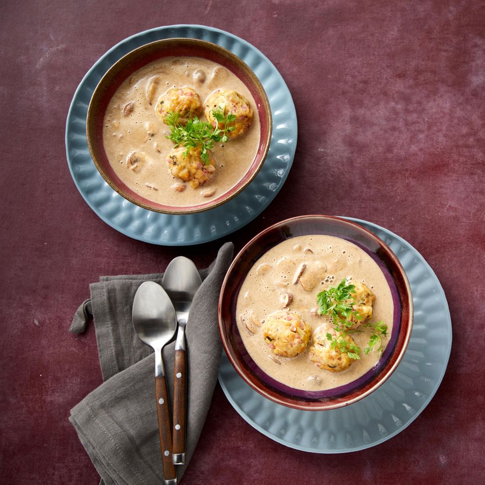 Pilzcremesuppe mit Schinken-Semmelknödeln: Thermomix ® Rezept - [ESSEN ...