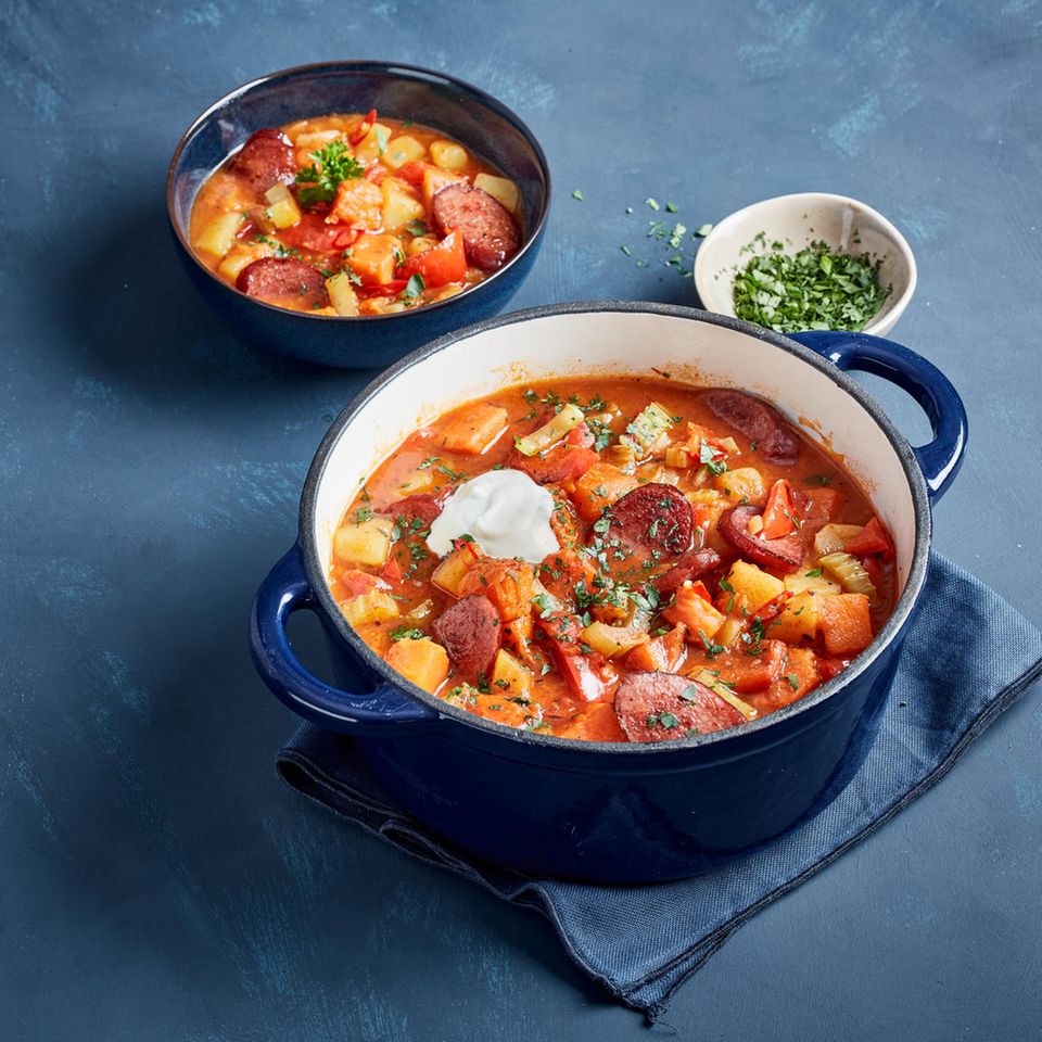 Kartoffel-Kürbis-Gulasch mit Cabanossi Rezept - [ESSEN UND TRINKEN]