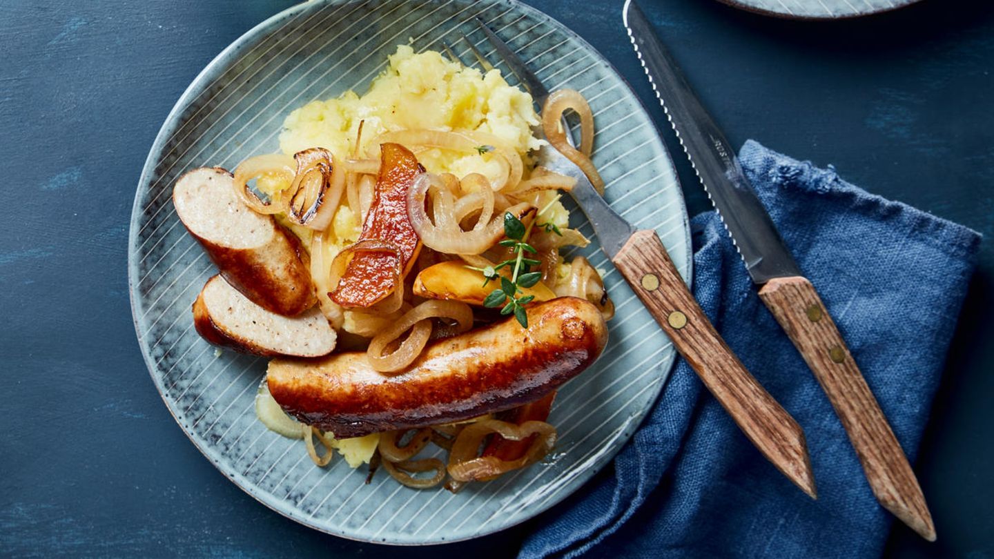 Kartoffelpüree mit Schmelzzwiebeln, Apfel und Wurst: Rezept - [ESSEN ...