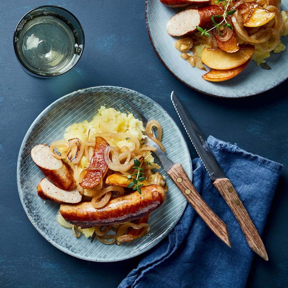 Kartoffelpüree mit Schmelzzwiebeln, Apfel und Wurst: Rezept - [ESSEN ...