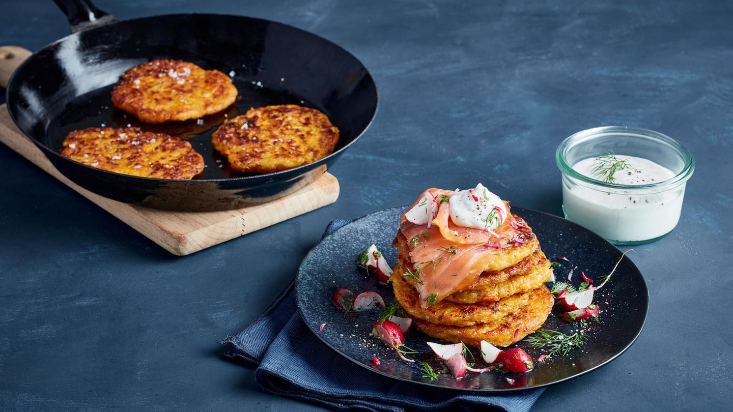 Kürbis-Kartoffel-Puffer mit Räucherlachs Rezept - [ESSEN UND TRINKEN]