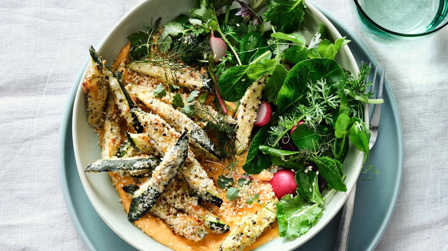Zucchini-Fries auf Kimchi-Creme mit Wildkräutersalat Rezept