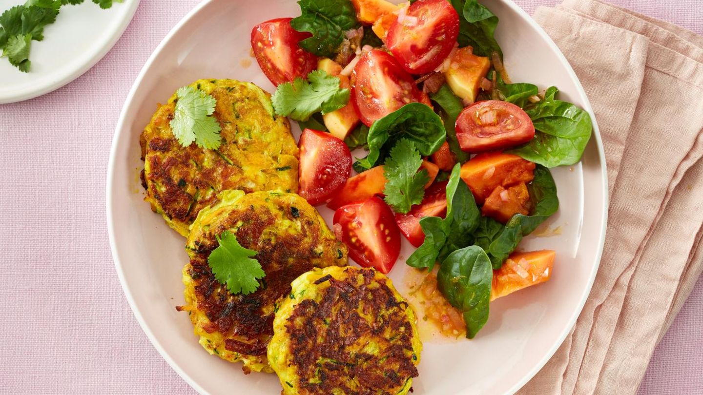 Zucchini-Kürbis-Buletten mit Tomatensalat Rezept - [ESSEN UND TRINKEN]