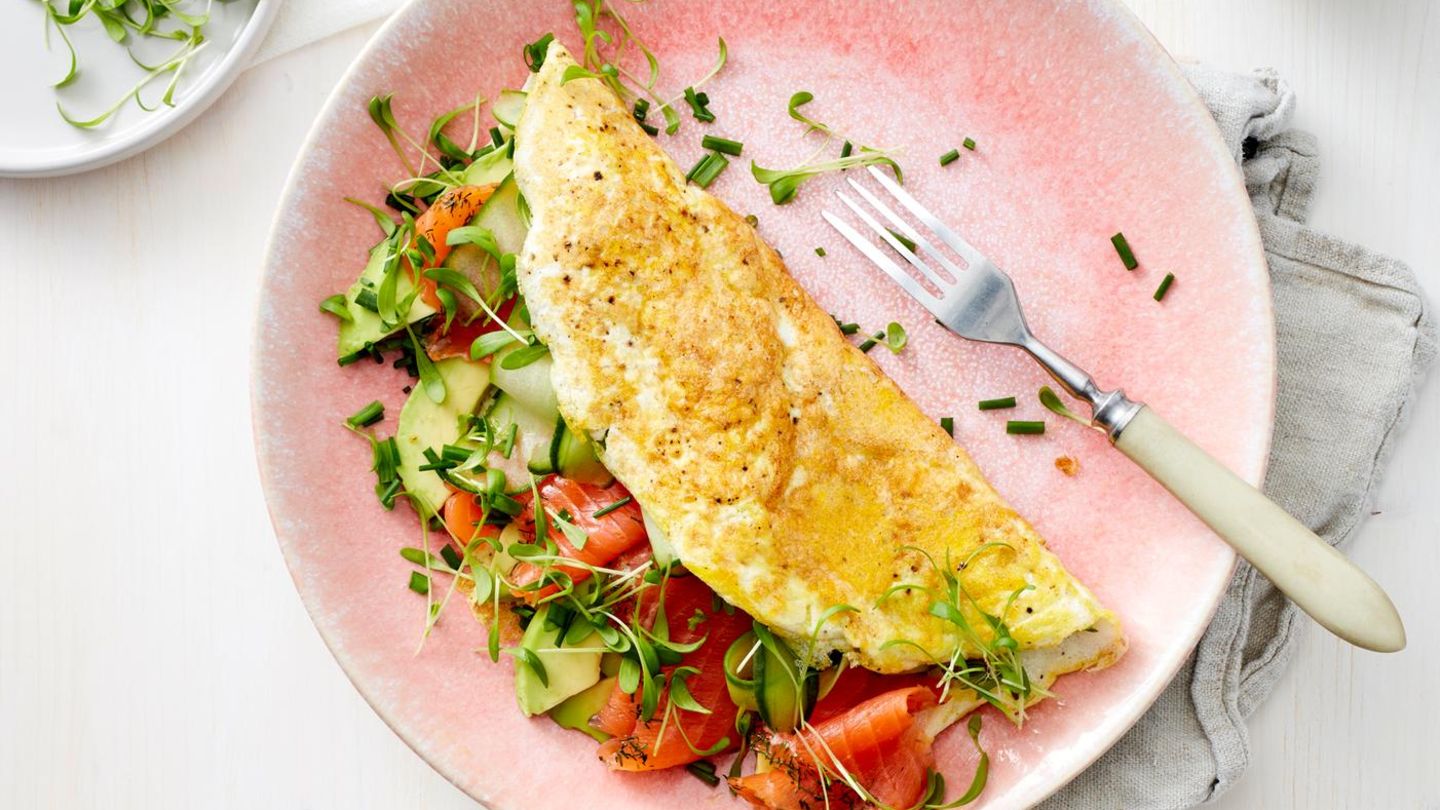 Low-Carb-Omeletts mit Avocado und Lachs