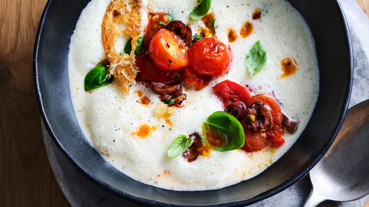 Parmesan-Schaumsuppe mit geschmorten Tomaten Rezept - [ESSEN UND TRINKEN]