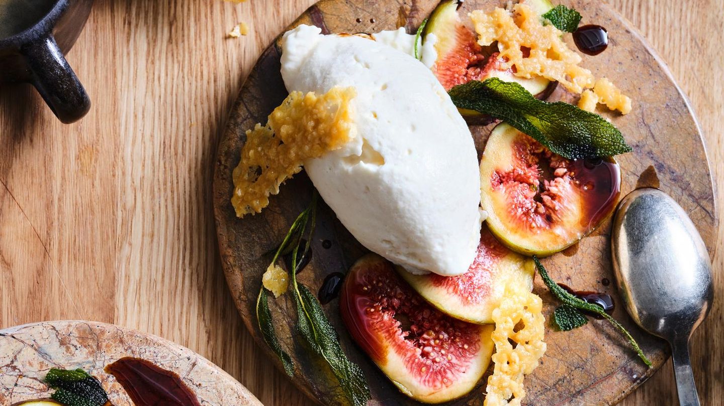 Parmesan-Eis mit karamellisiertem Salbei und Parmesan-Chips Rezept ...