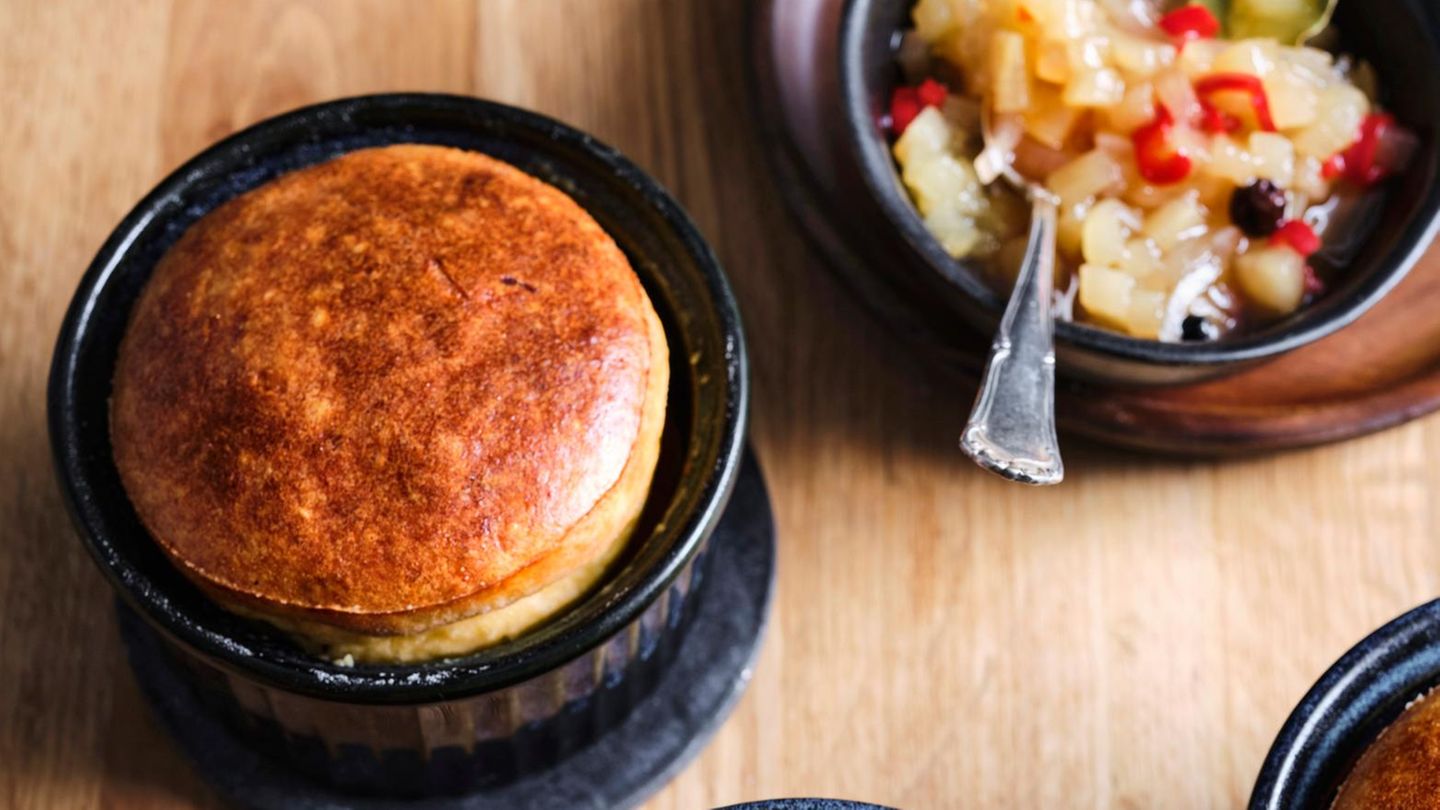 Parmesan-Soufflé mit Birnen-Chutney Rezept - [ESSEN UND TRINKEN]