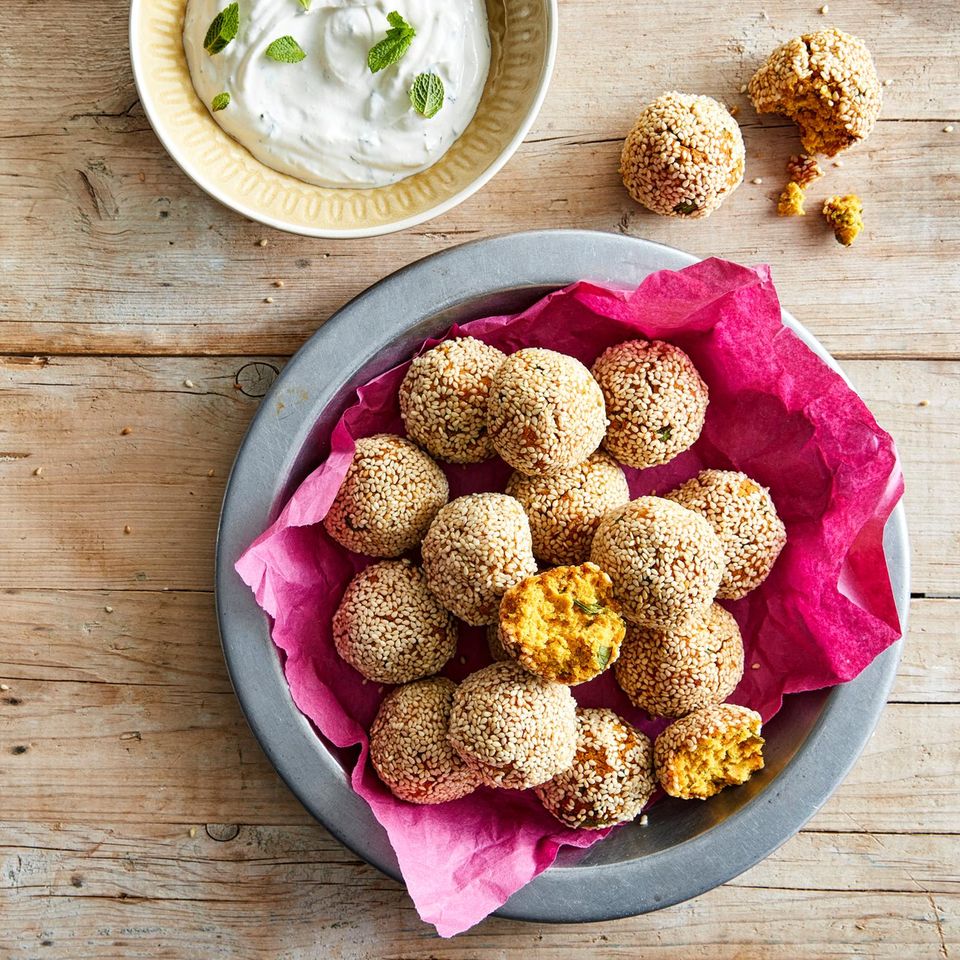 Blumenkohlbällchen mit Joghurt-Dip Rezept - [ESSEN UND TRINKEN]