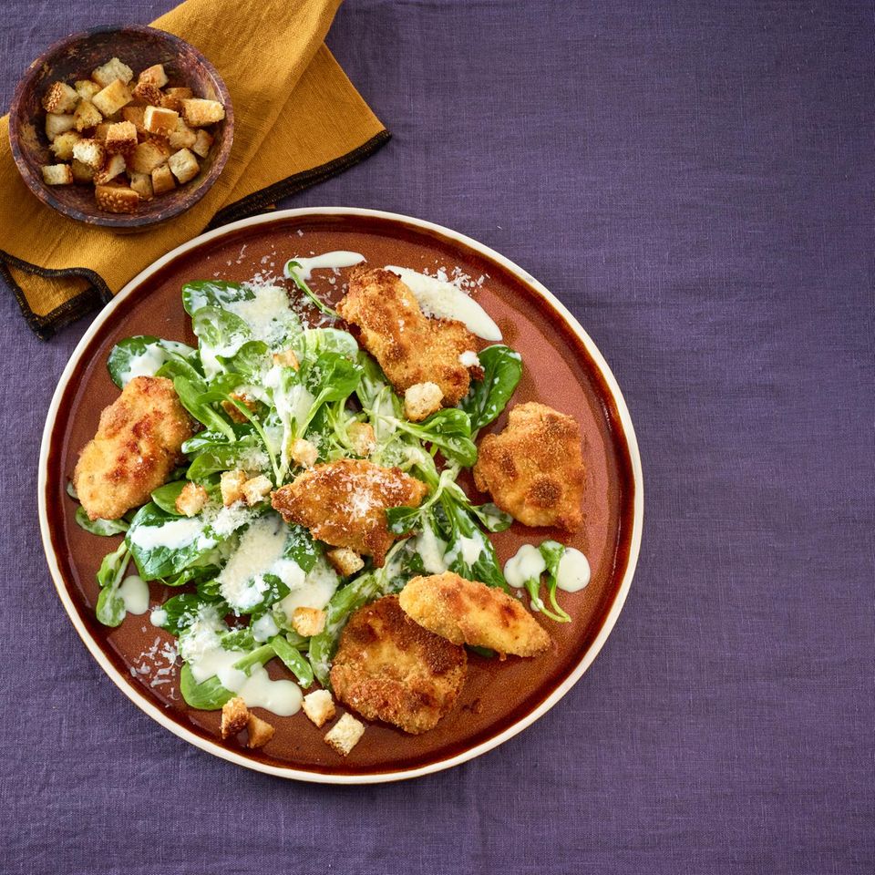Feldsalat mit Hähnchen-Nuggets Rezept - [ESSEN UND TRINKEN]