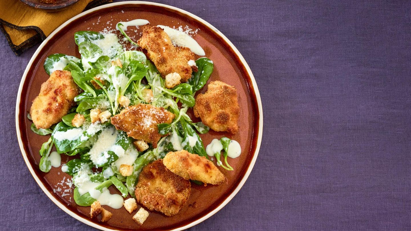 Feldsalat mit Hähnchen-Nuggets Rezept - [ESSEN UND TRINKEN]