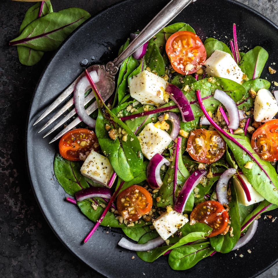 Mangoldsalat: Rezept mit Käse und Nüssen - [ESSEN UND TRINKEN]