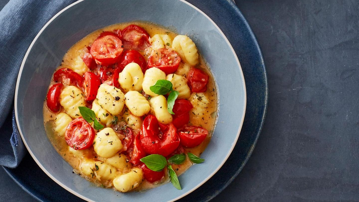 Gnocchi mit Kirschtomaten und Basilikumcreme Rezept - [ESSEN UND TRINKEN]