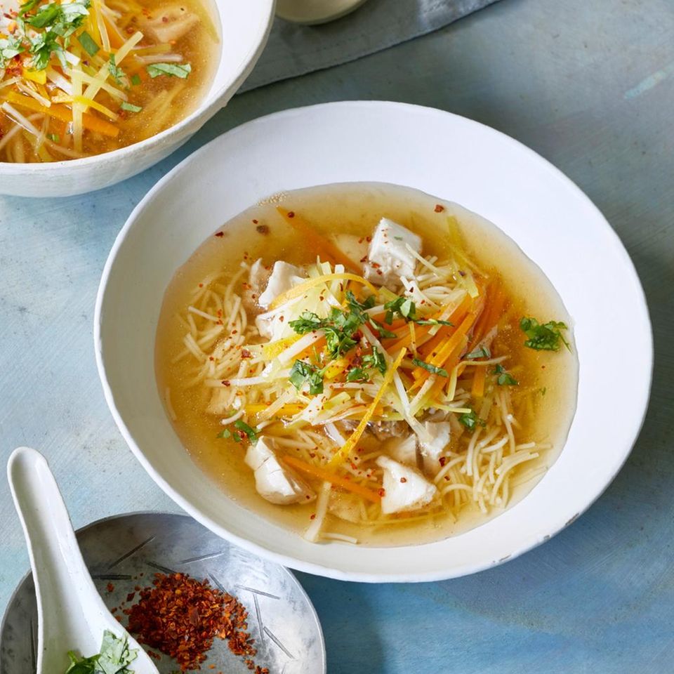 Asiatische Hühnersuppe: Rezept - [ESSEN UND TRINKEN]