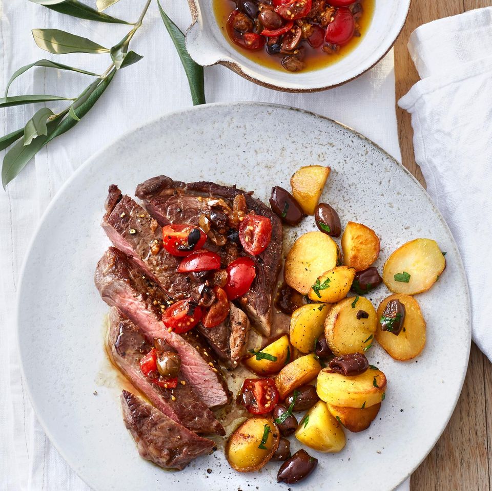 Rib-Eye-Steak mit Oliven-Rosinen-Dip Rezept - [ESSEN UND TRINKEN]