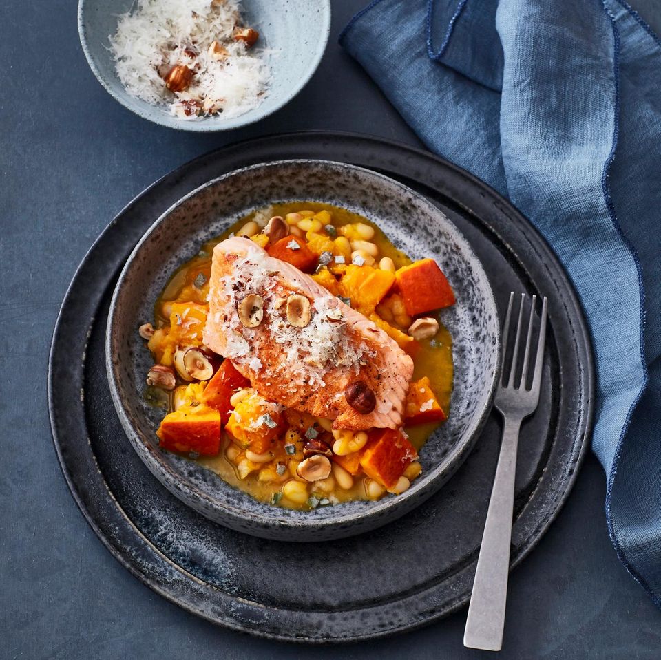 Lachsfilet auf Bohnen-Kürbis-Gemüse Rezept - [ESSEN UND TRINKEN]