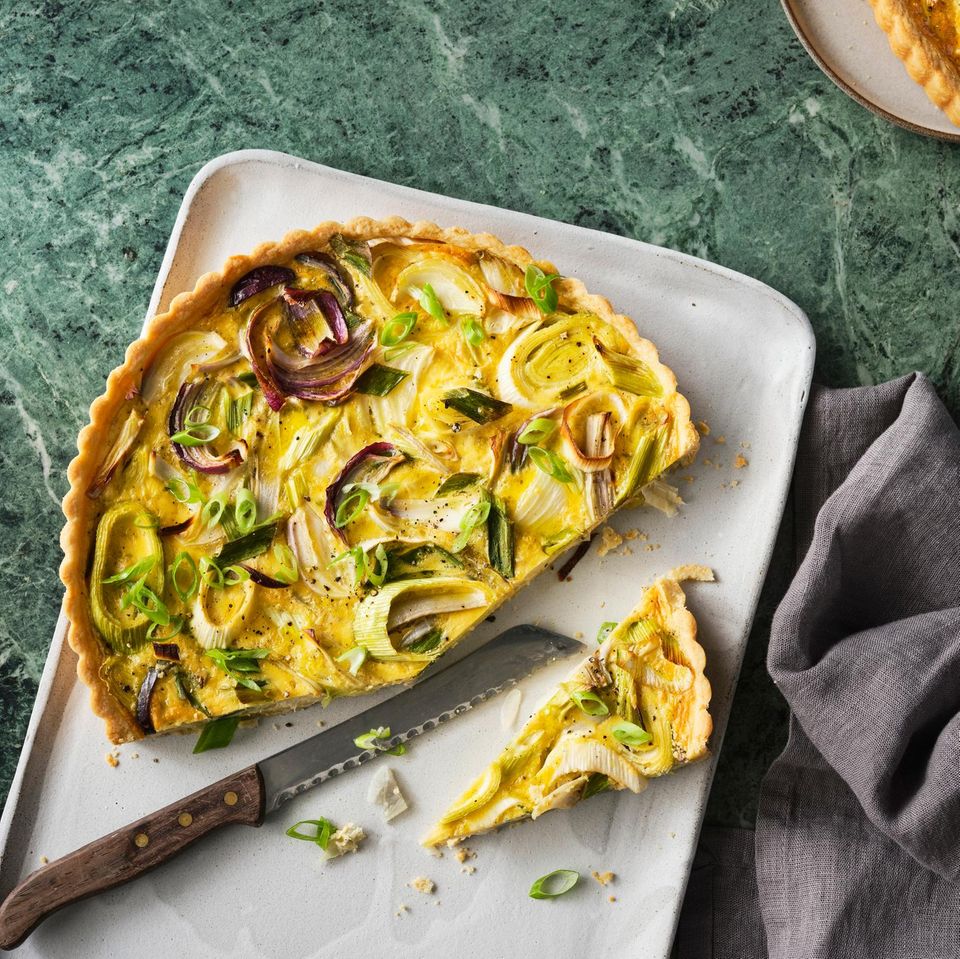 Fünf-Zwiebel-Tarte Rezept - [ESSEN UND TRINKEN]