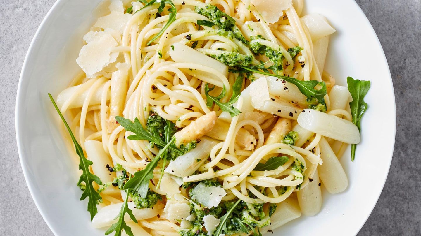 Schnelle Spargel-Spaghetti mit Rucola-Pesto: cremige Frühlingspasta ...