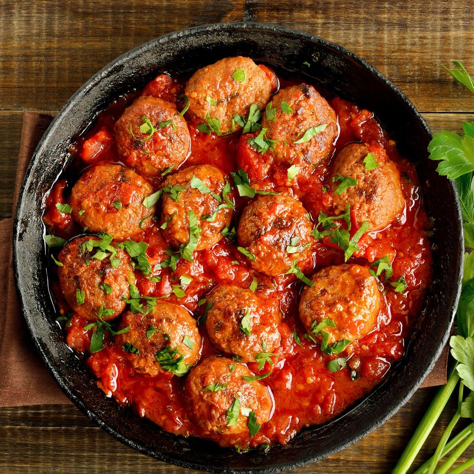 Albondigas: spanische Hackbällchen in Tomatensauce mit Petersilie ...