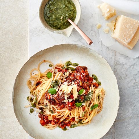 Spaghetti mit Lammragout und Minz-Pesto gehört zu unseren Top 50 Pastagerichten. 