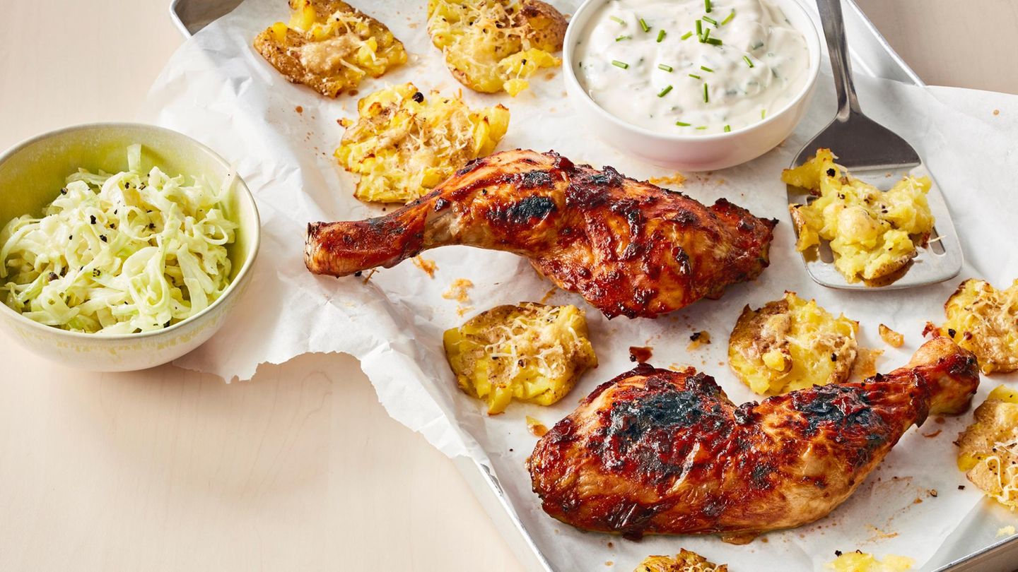 Hähnchenkeulen mit Smashed Potatoes Rezept - [ESSEN UND TRINKEN]