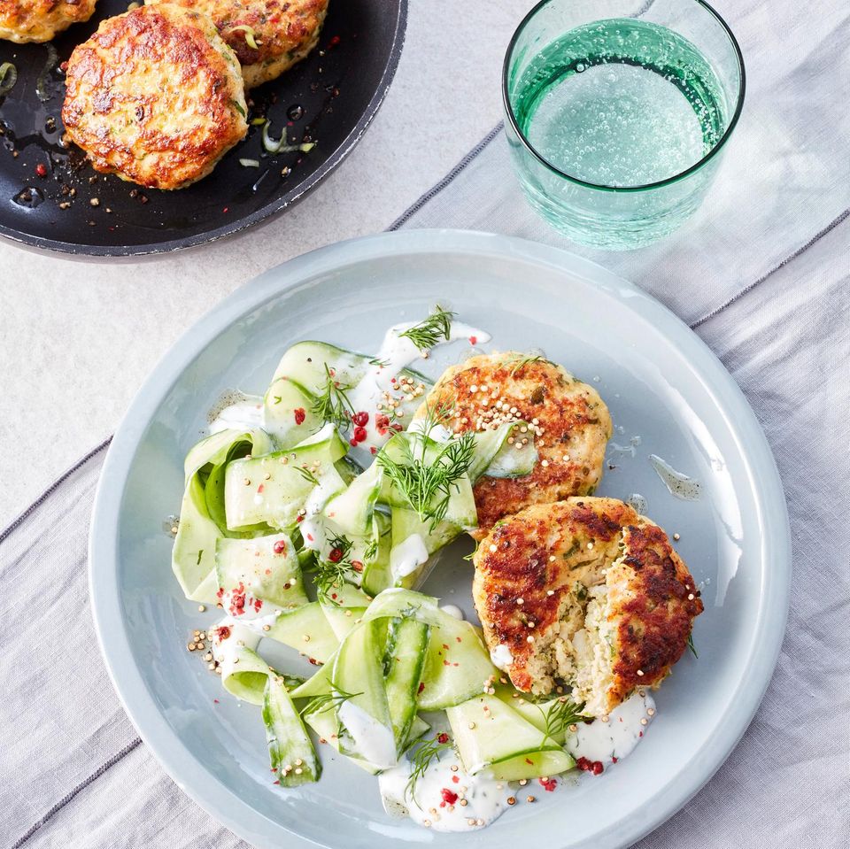Seelachsfrikadelle mit Gurkensalat und Quinoa Rezept - [ESSEN UND TRINKEN]