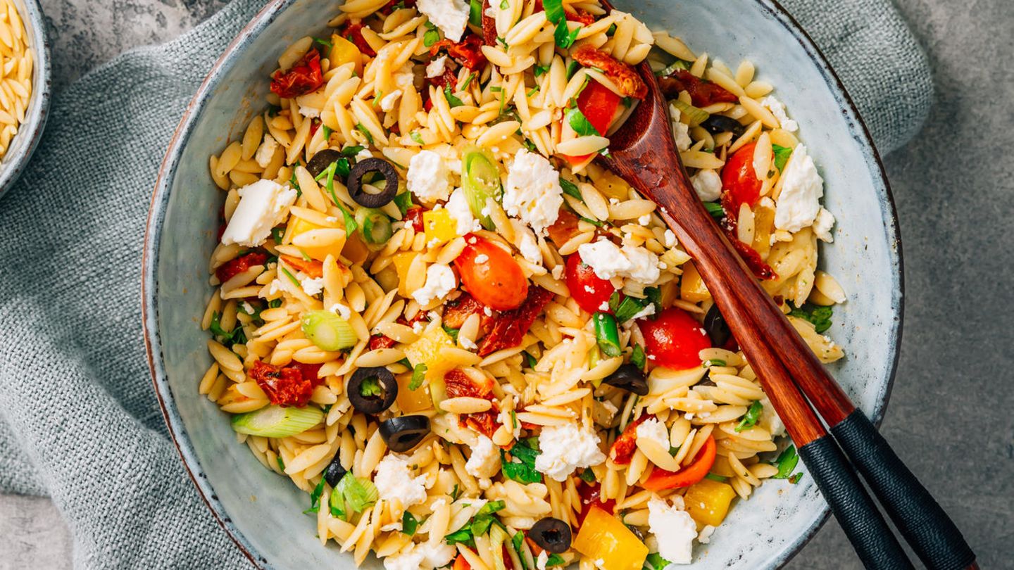 Kritharaki-Salat: einfacher griechischer Nudelsalat für Sommer & Grillparty