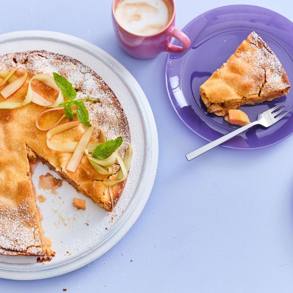 Gedeckter Rhabarberkuchen mit Mandeln und Apfel Rezept - [ESSEN UND ...