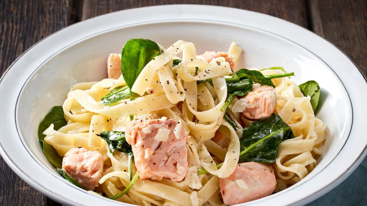 Tagliatelle mit Lachs und Spinat