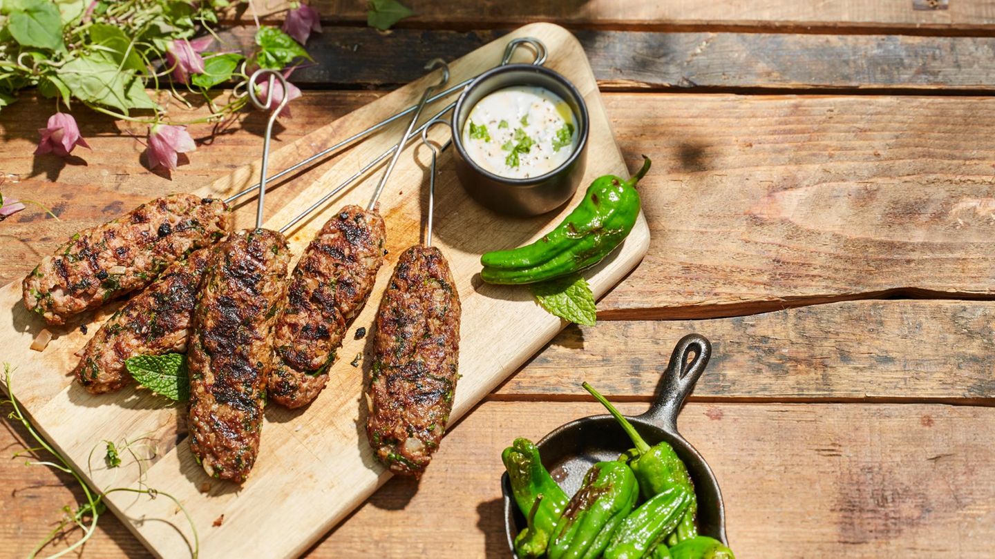 Saftige Köftespieße mit Pimientos: schnelles Rezept für Grillparty und Pfanne