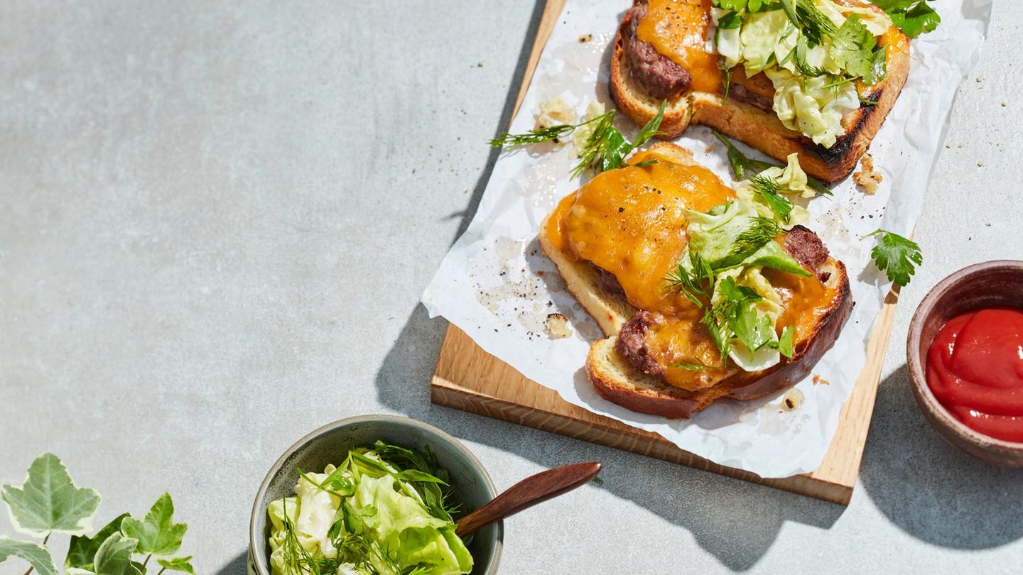Hack-Käse-Brioche mit Kräutersalat Rezept