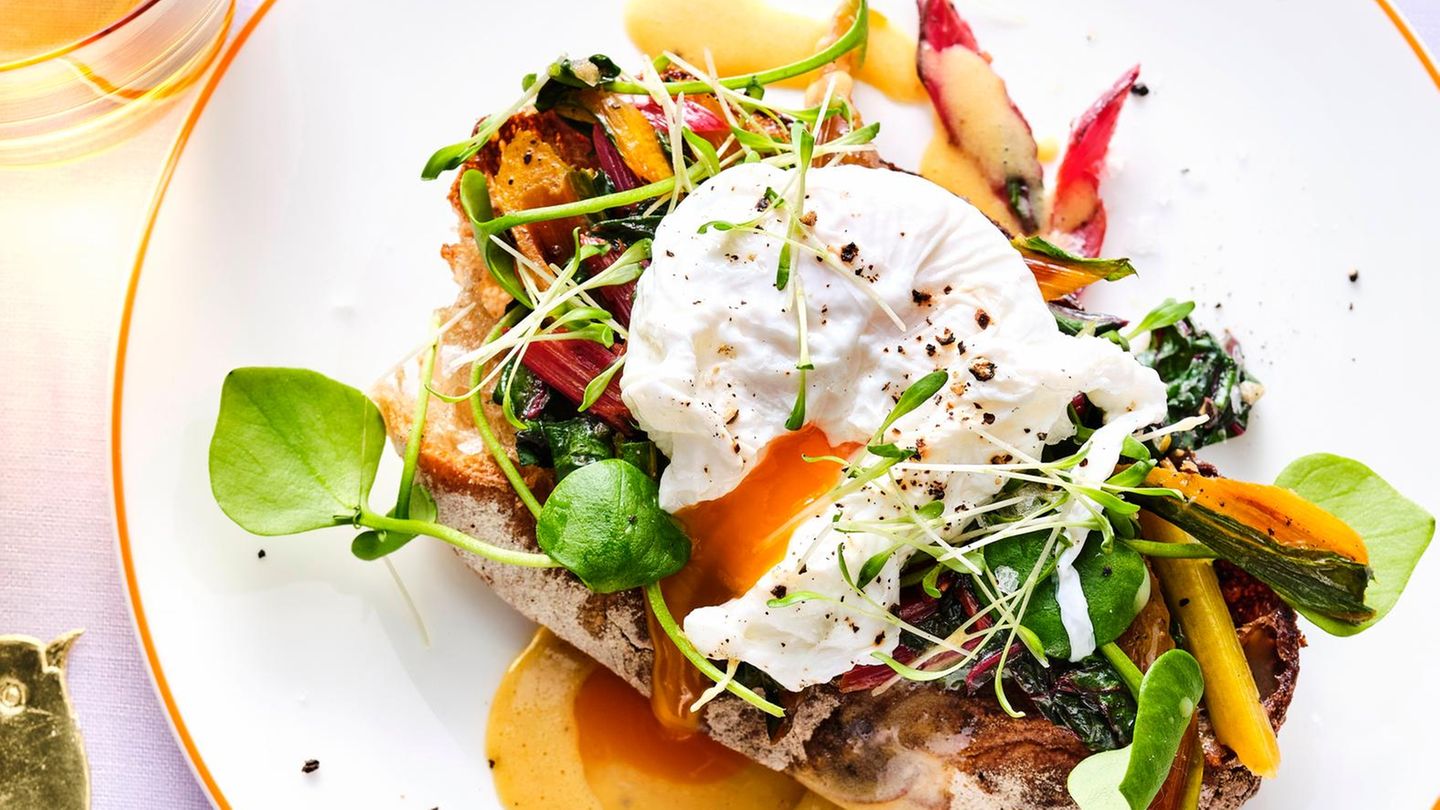 Pochiertes Ei mit Miso-Hollandaise und Mangold Rezept