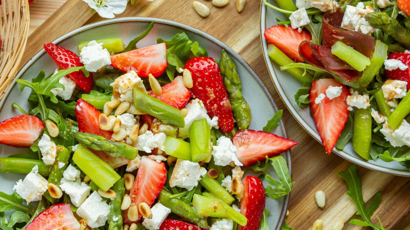 Spargelsalat mit Erdbeeren Rezept: schnell und lecker