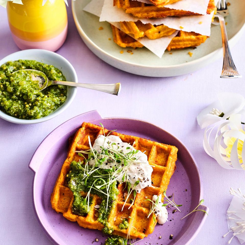 Möhren-Waffeln mit Anchovi-Creme und Gurken-Relish Rezept - [ESSEN UND ...