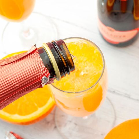 Klassiker für einen fröhlichen Brunch: Mimosa. Der Mix aus Champagner und Orangensaft erfreut Ihre Gäste. Der köstliche Drink lässt sich mit jedem Schaumwein und Fruchtsaft kreieren. 