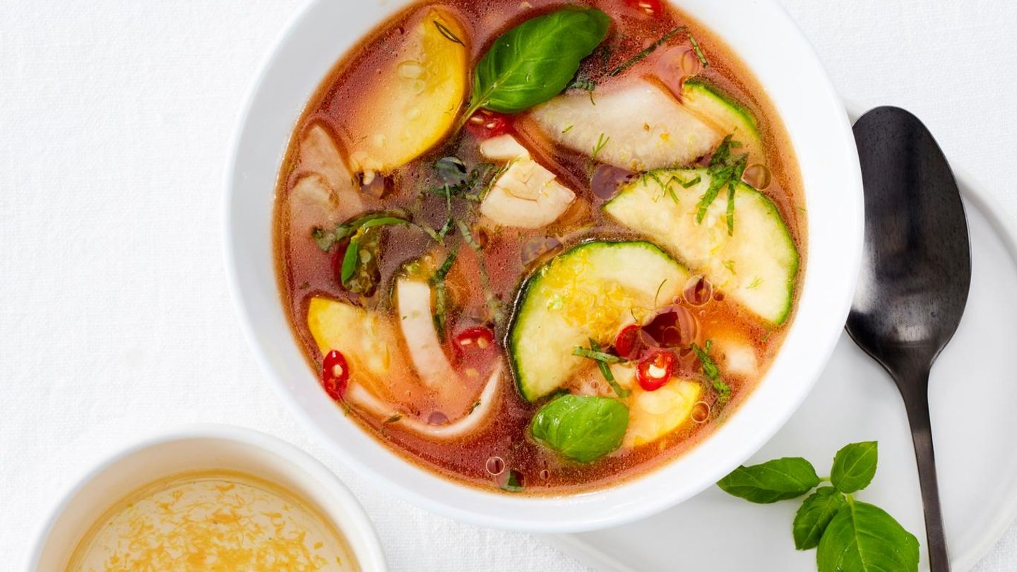 Zucchini-Minestrone: schnell & kalorienarm