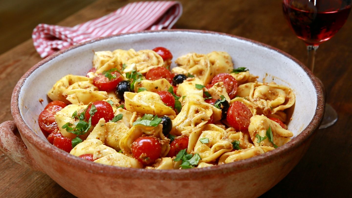 Schneller Tortellinisalat mit Tomatenpesto