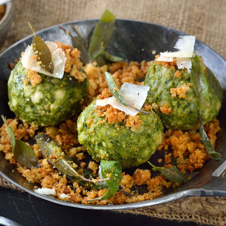 Spinatknödel auf Parmesan-Semmelbröseln