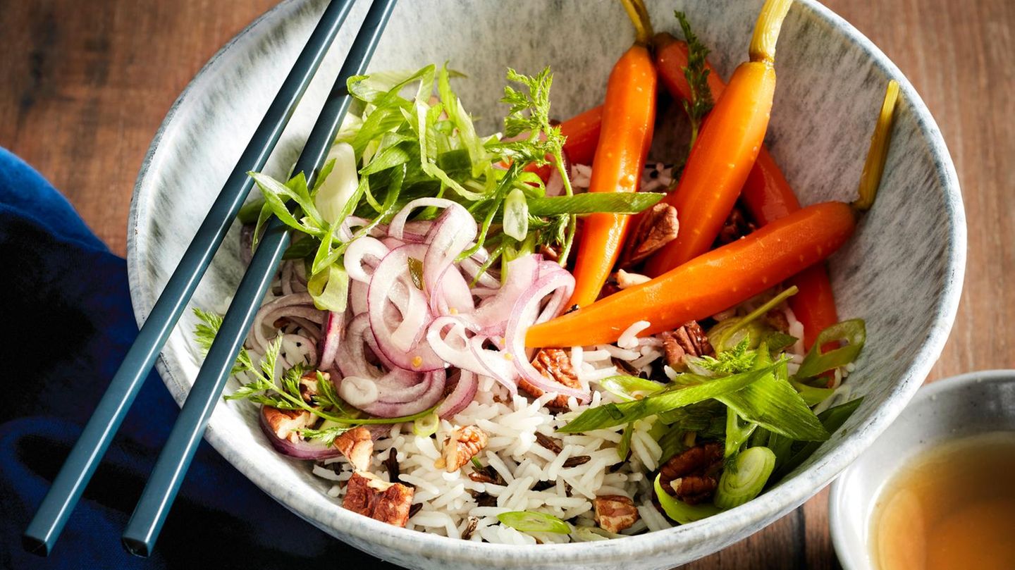 bowl mit reis und hähnchen