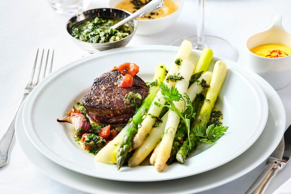 Steak mit Spargel und drei Saucen