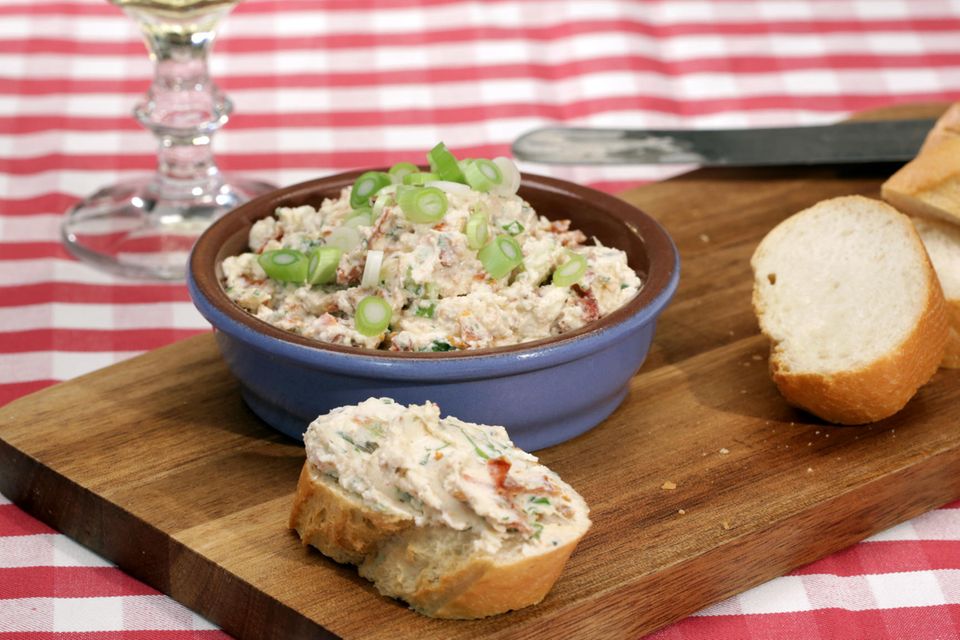 Frischkäseaufstrich mit getrockneten Tomaten und Basilikum Rezept ...