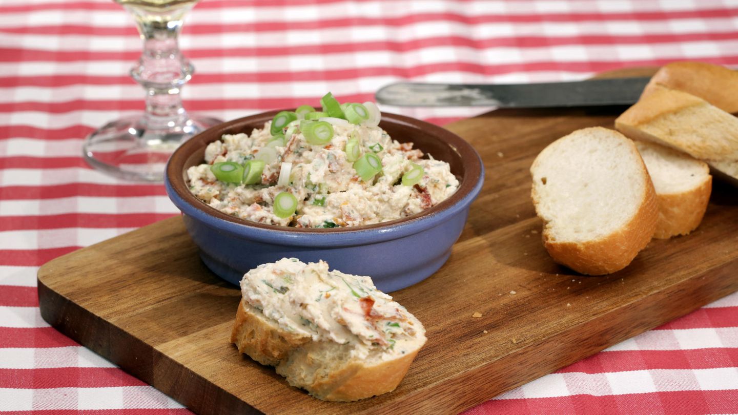 Frischkäseaufstrich mit getrockneten Tomaten und Basilikum Rezept
