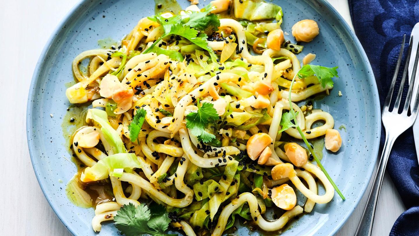 Gebratene Udon-Nudeln mit Spitzkohl Rezept