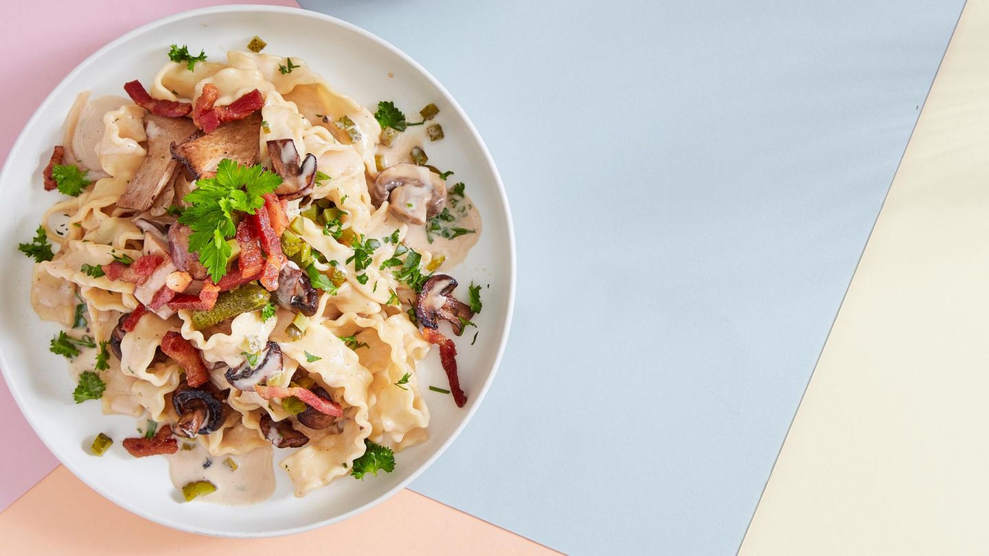 Bandnudeln mit Pilzrahm, Speck und Cornichons Rezept - [ESSEN UND TRINKEN]