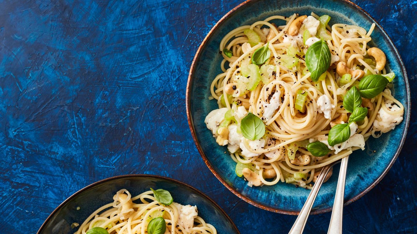 Spaghetti mit Sellerie, Mozzarella und Basilikum Rezept