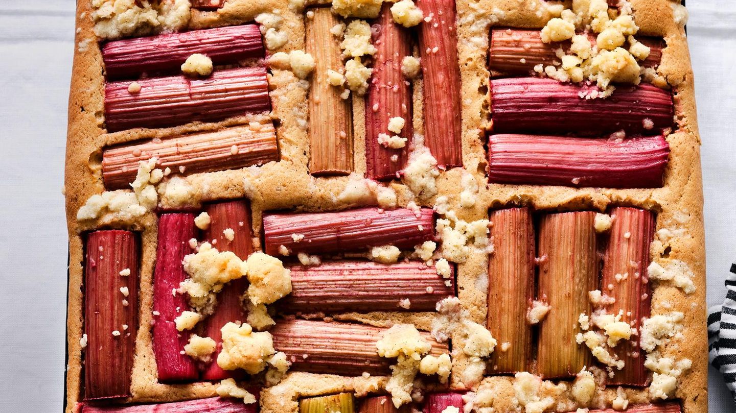 Rhabarber-Blechkuchen mit Vanillestreuseln Rezept